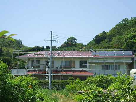 太陽光発電の施工中